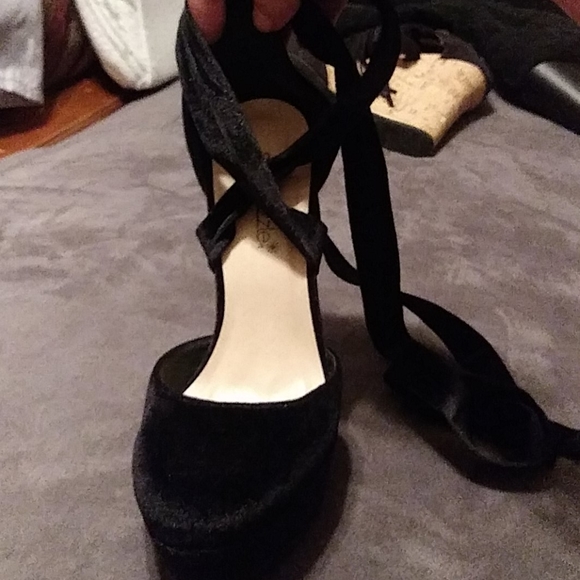 Needing badly to clean out closet lol - Picture 8 of 8